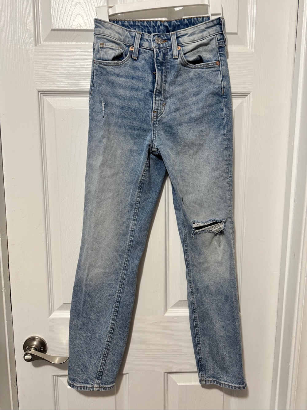 H&M Light Blue Straight Leg Women’s Jeans with Knee Rip